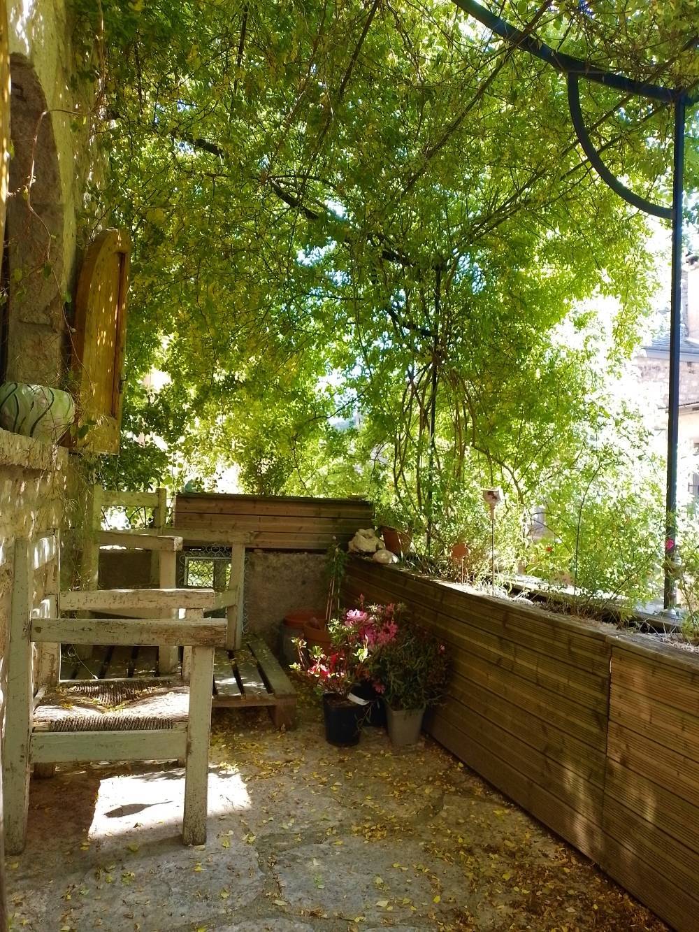 terrasse fauteuils rosier location la jasse gorges du tarn occitanie 